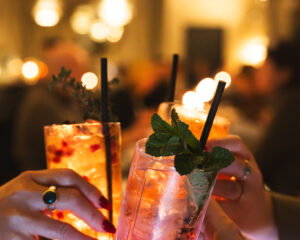 Gäste stoßen mit Cocktails im Levante auf einen schönen Abend an