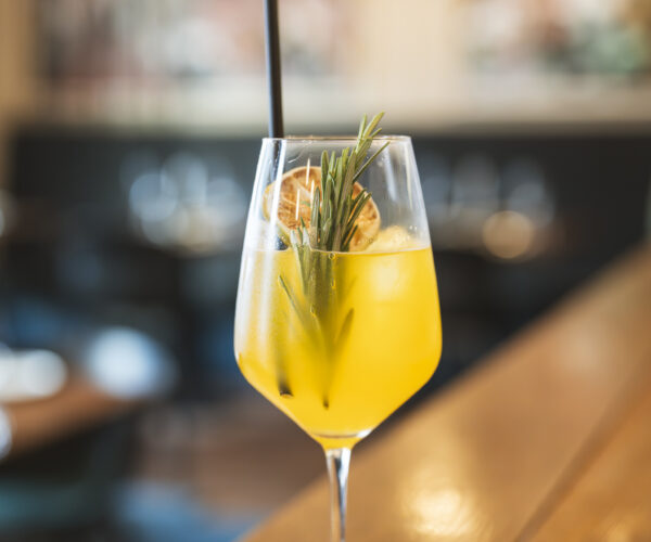 Fruchtiger orangenfarbener Drink, serviert auf der Theke des Levante