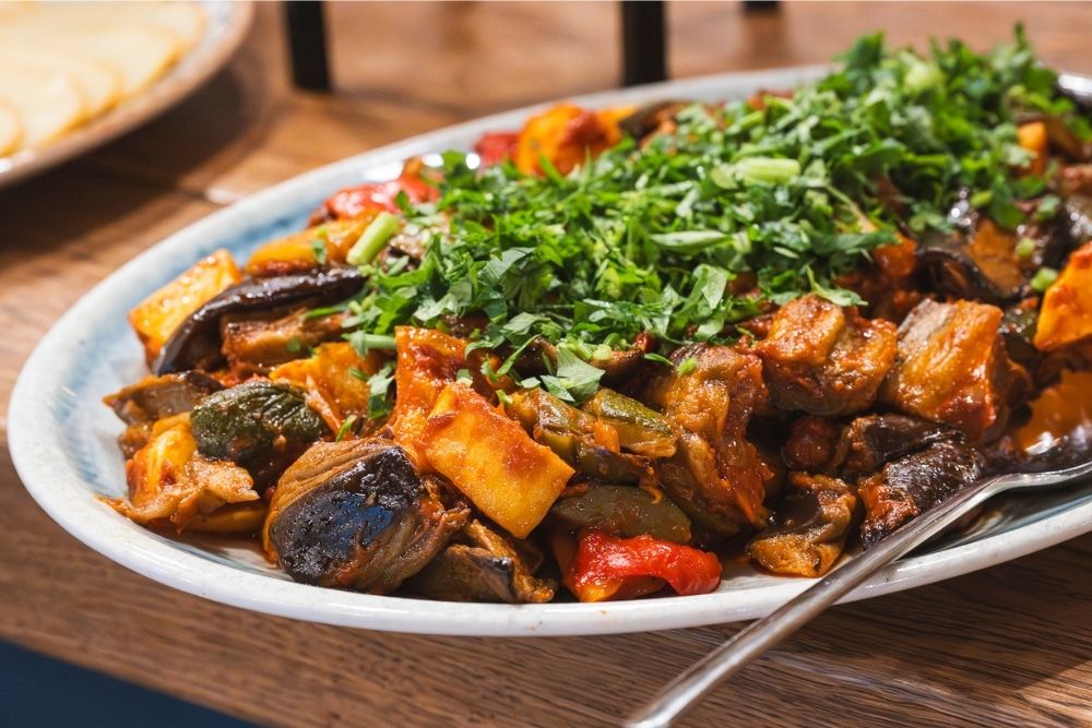 Auswahl mit Ratatouille beim mediterranen Brunch Buffet