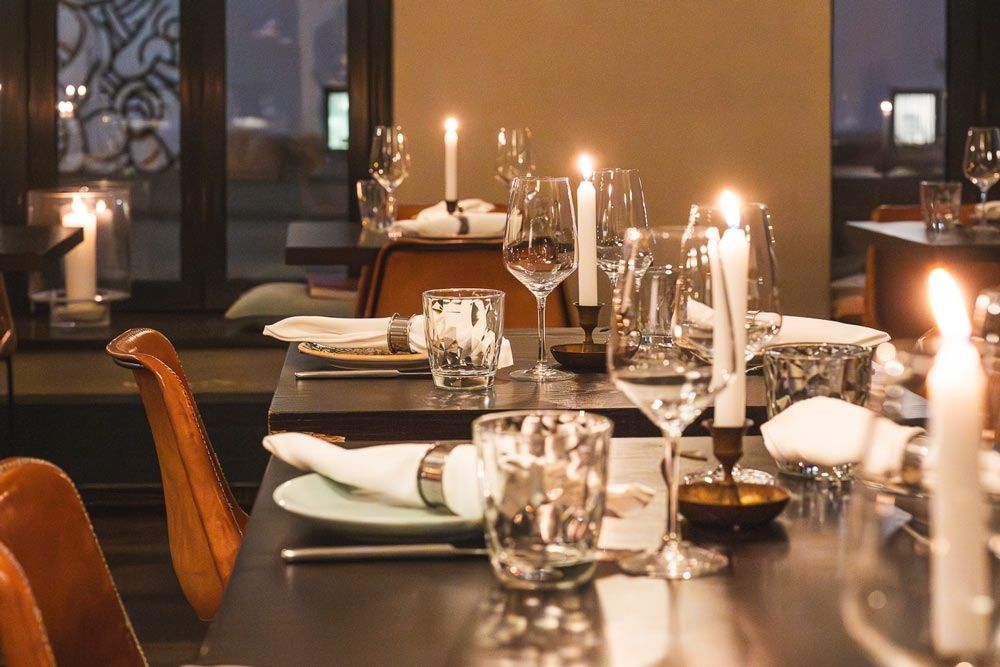 Gedeckte Tische mit Stoffservierten und Weingläsern im Restaurant Levante Glockenbach im Glockenbachviertel