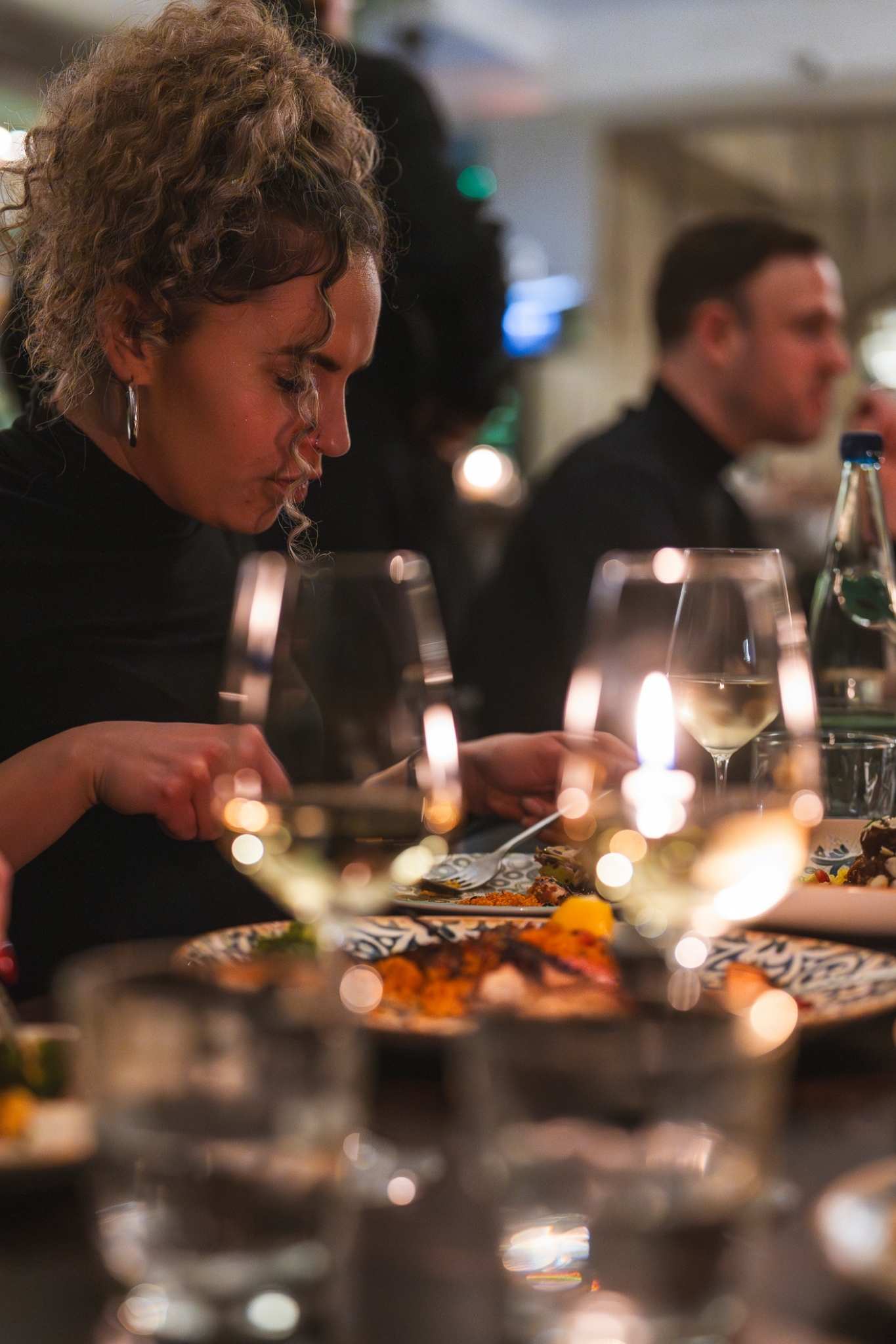Frau genießt auf einem Event im Restaurant Levante orientalische und mediterrane Spezialitäten