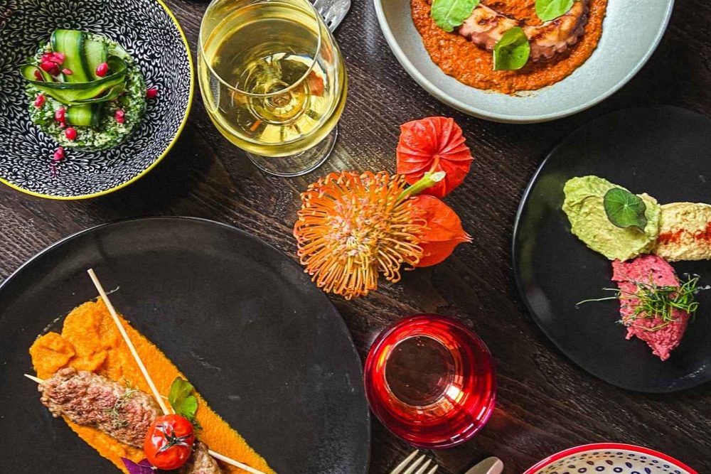 Serviervorschlag eines Catering Menüs mit verschiedenen Mezze und mehreren Hauptspeisen