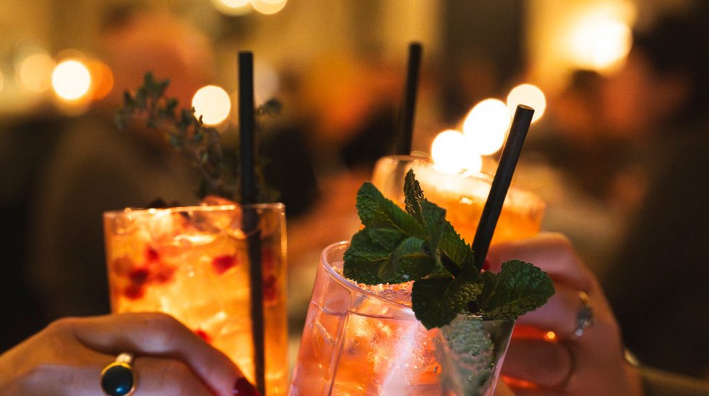 Gäste stoßen mit Cocktails im Levante auf einen schönen Abend an